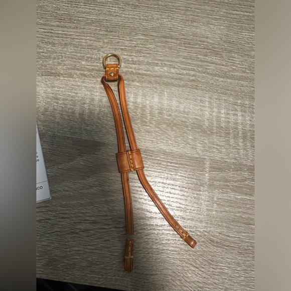 👜Louis Vuitton strap - Came off Purse👜 Would make cute keychain/bracelet👜 - Picture 2 of 7